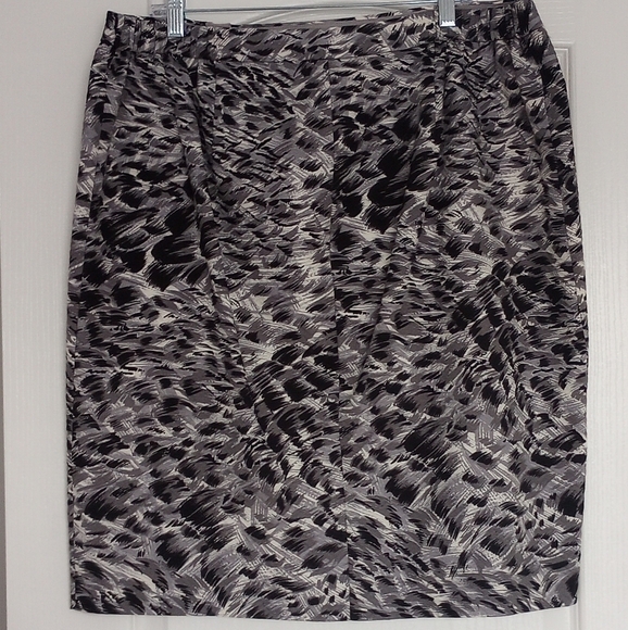 Talbots Woman Paintbrush Zip-Front Pencil Skirt Size 18W - Picture 2 of 10